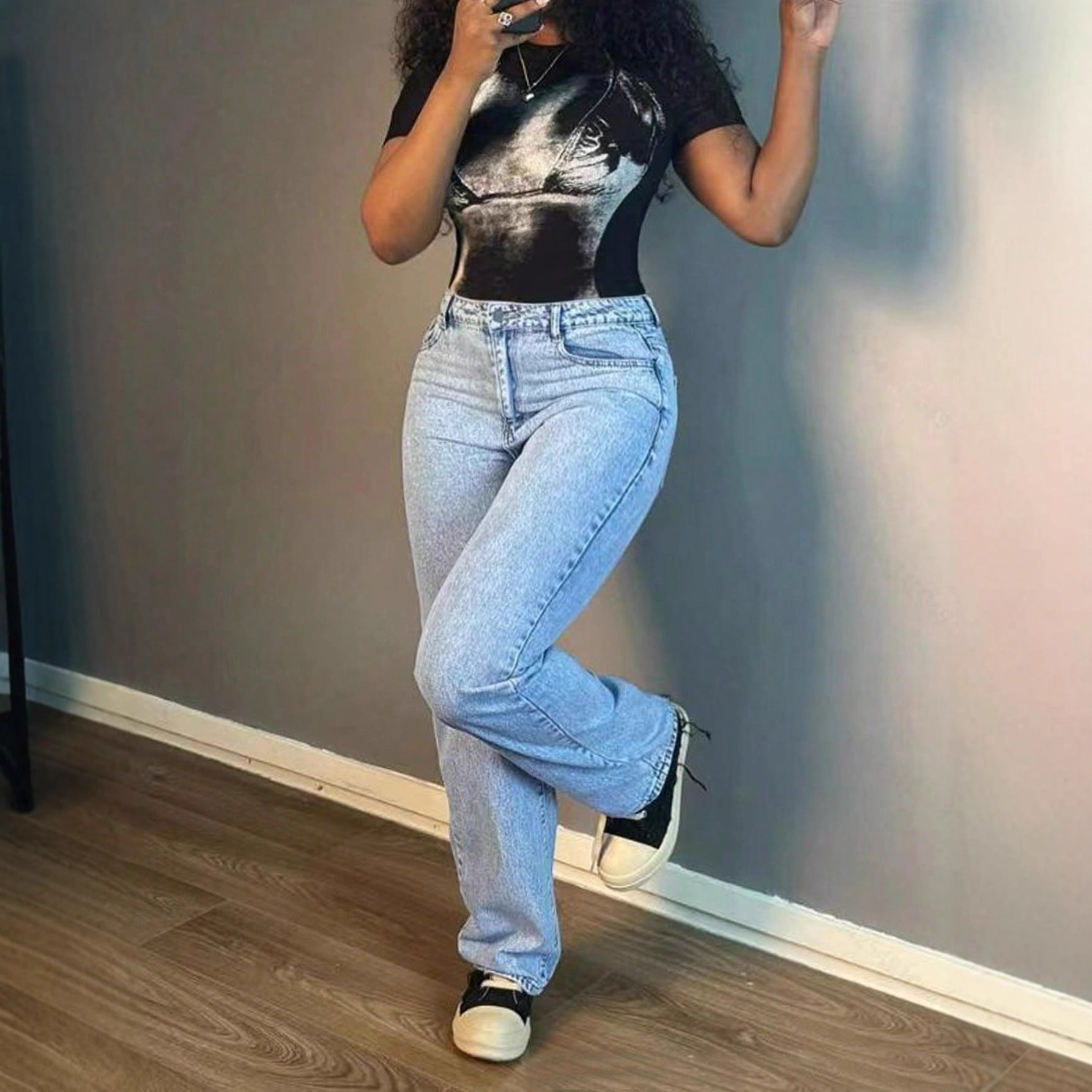 Jeans dritti eleganti in tinta unita semplici e alla moda per le donne