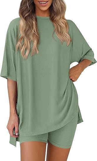 Completo Estivo da Donna: T-shirt a maniche corte e pantaloni slim aderenti