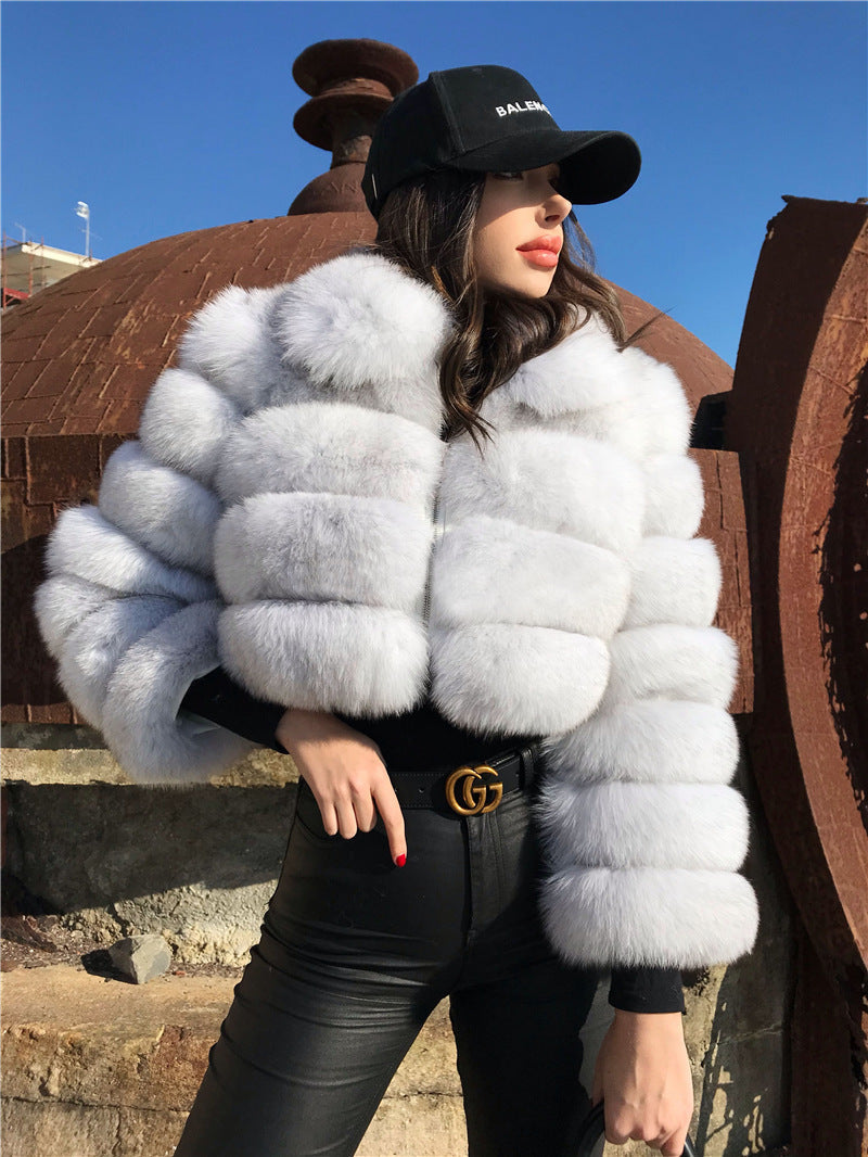 Cappotto da donna in pelliccia di volpe con cuciture, revers corti e maniche lunghe