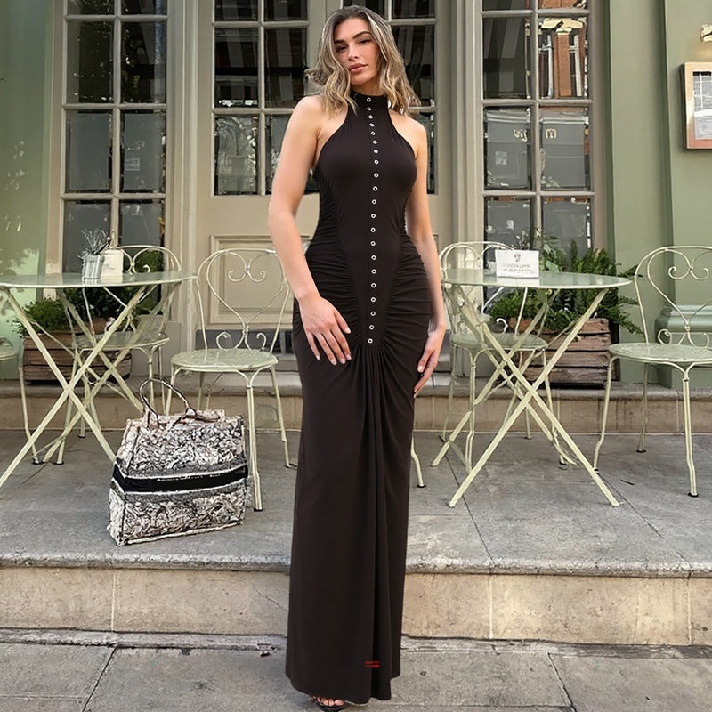 Abito da donna aderente con scollo rotondo senza maniche e pieghe