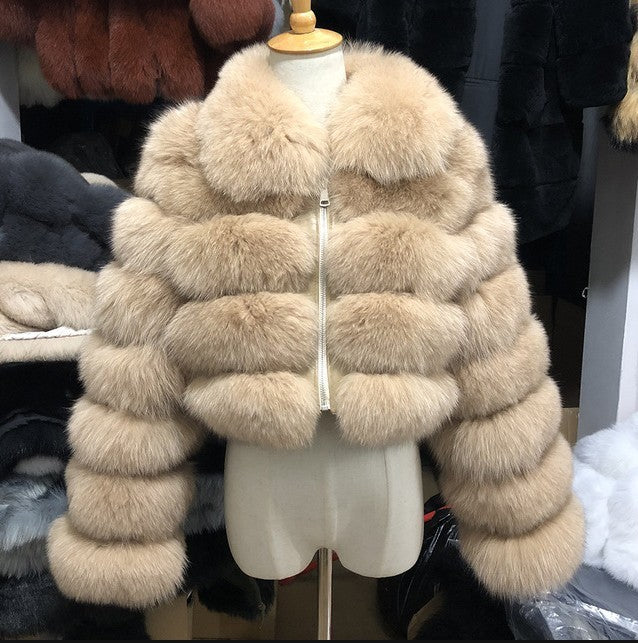Cappotto da donna in pelliccia di volpe con cuciture, revers corti e maniche lunghe