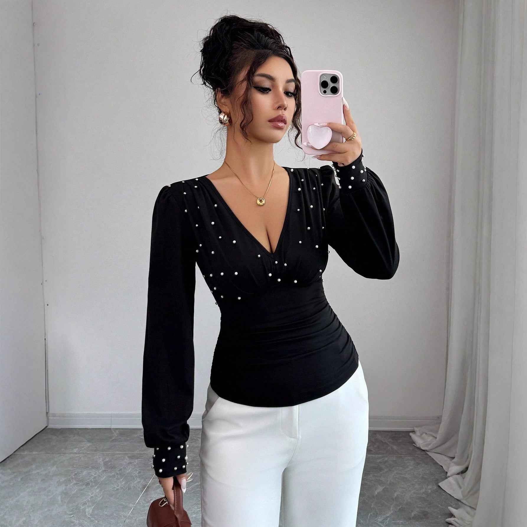 T-shirt aderente da donna a maniche lunghe con scollo a V e perle tinta unita