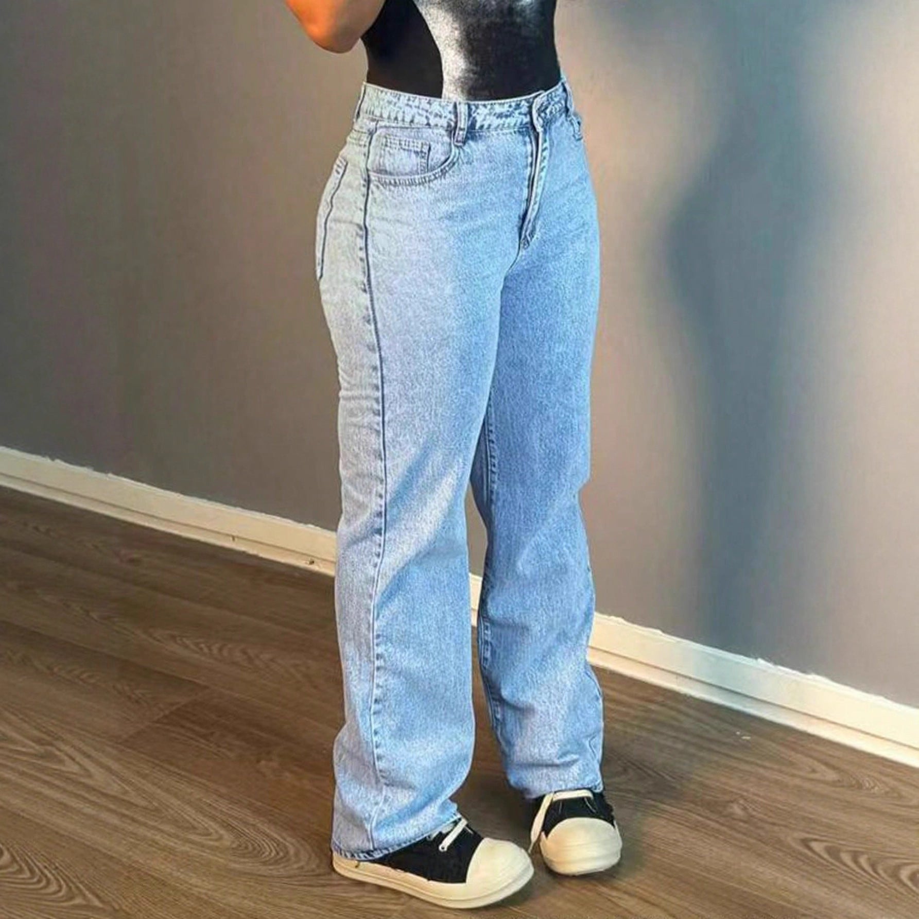 Jeans dritti eleganti in tinta unita semplici e alla moda per le donne