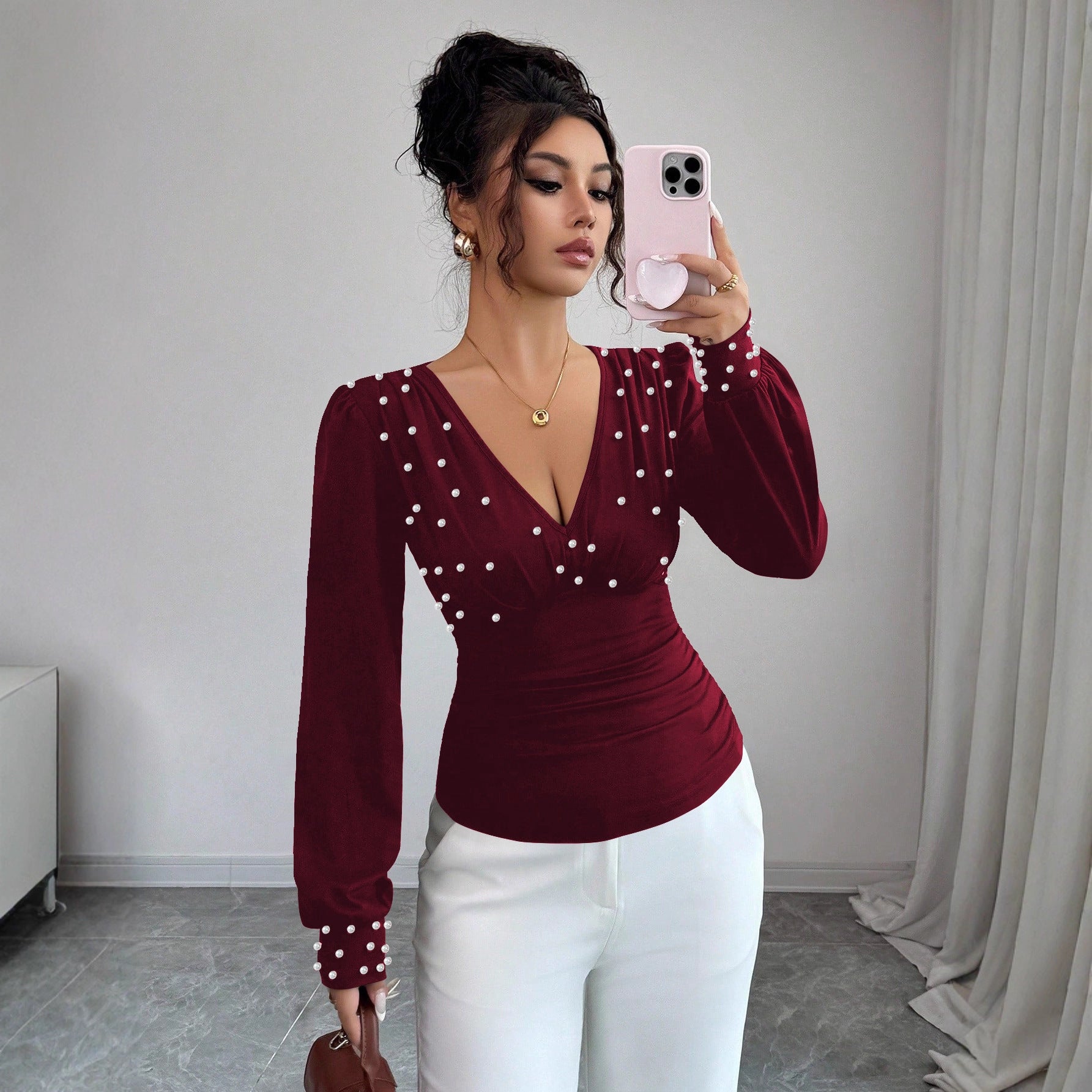 T-shirt aderente da donna a maniche lunghe con scollo a V e perle tinta unita