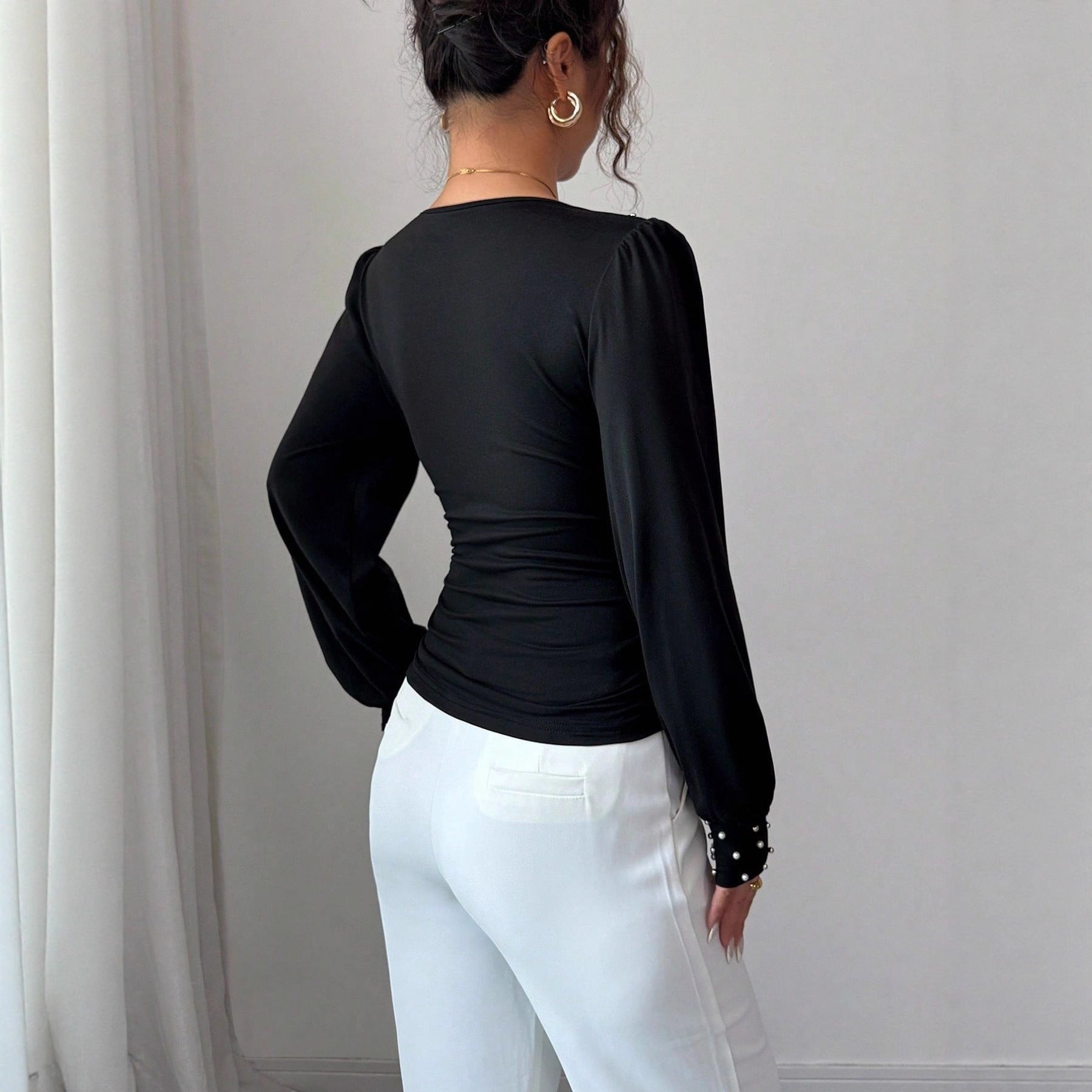 T-shirt aderente da donna a maniche lunghe con scollo a V e perle tinta unita