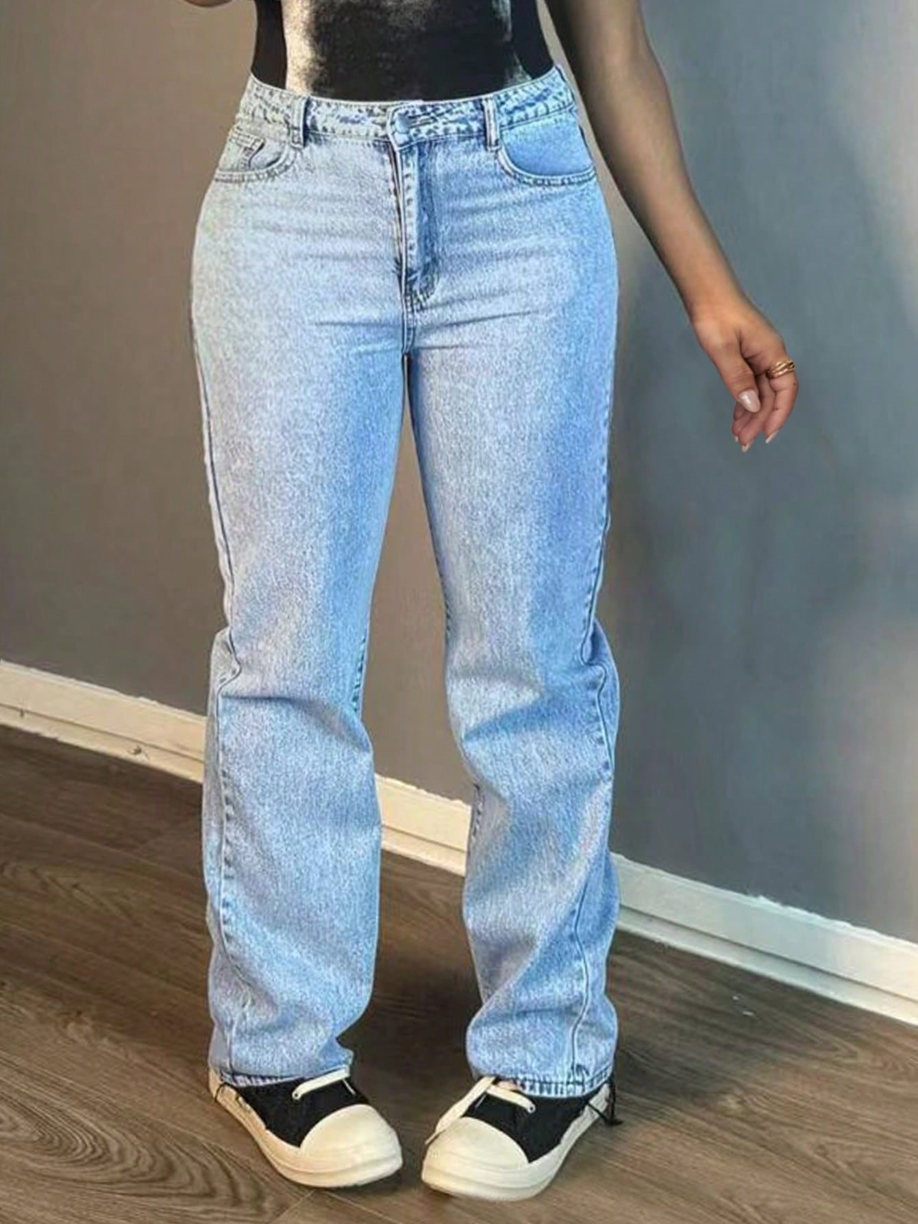 Jeans dritti eleganti in tinta unita semplici e alla moda per le donne