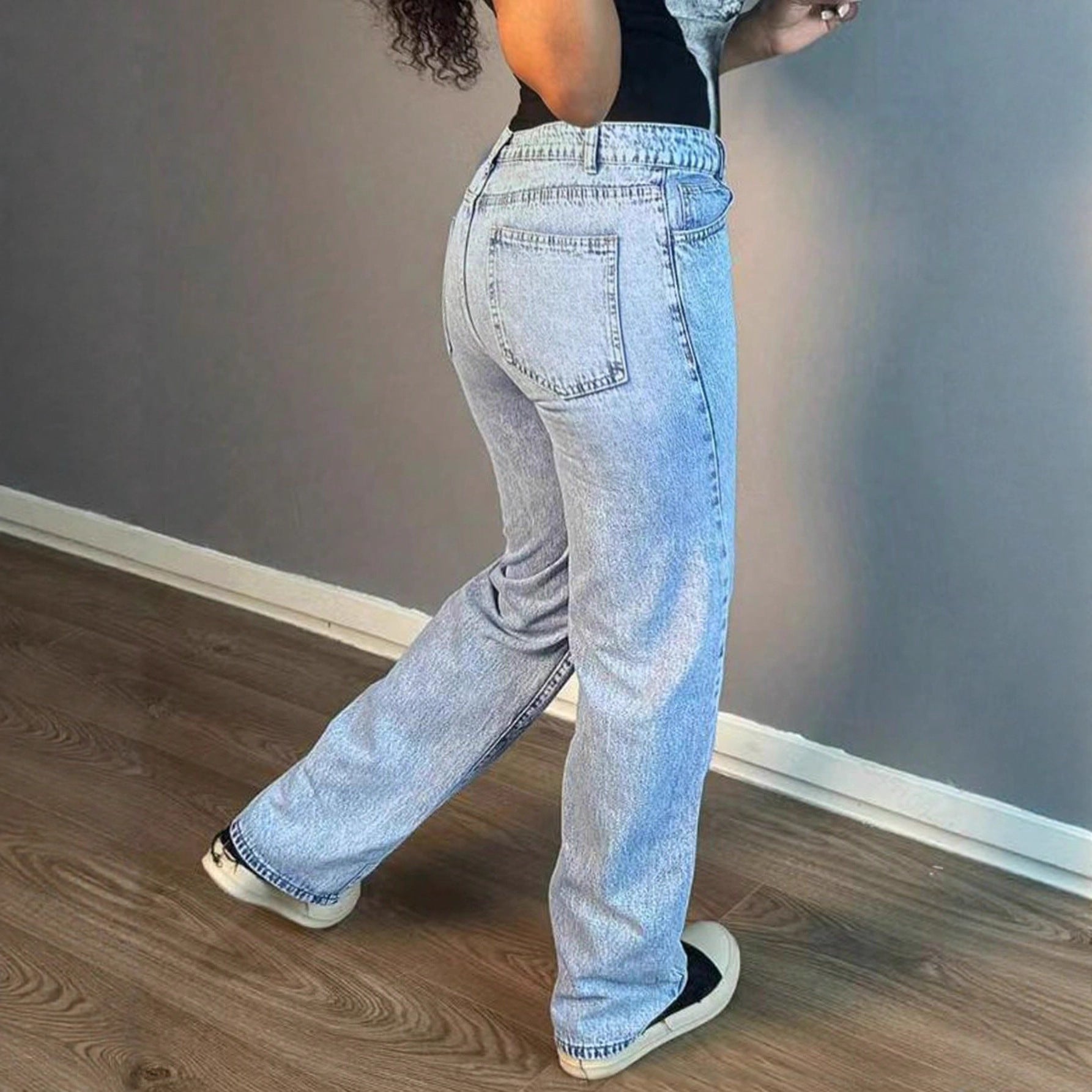 Jeans dritti eleganti in tinta unita semplici e alla moda per le donne